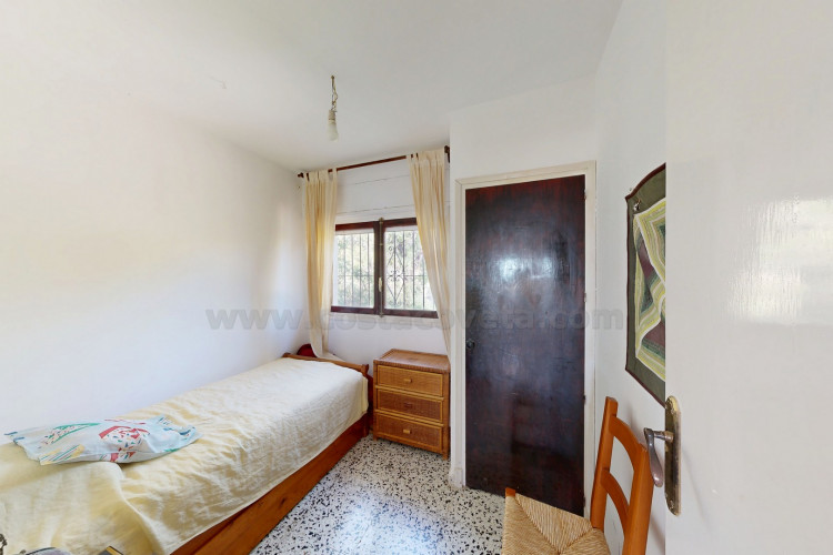 Detached villa with sea views and great potential for renovation in Coveta Fumá.