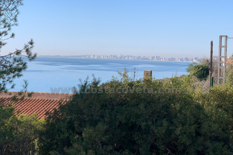 Detached villa with sea views and great potential for renovation in Coveta Fumá.