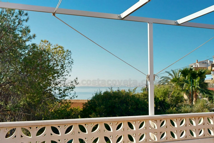 Detached villa with sea views and great potential for renovation in Coveta Fumá.