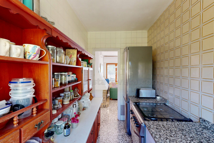 Detached villa with sea views and great potential for renovation in Coveta Fumá.