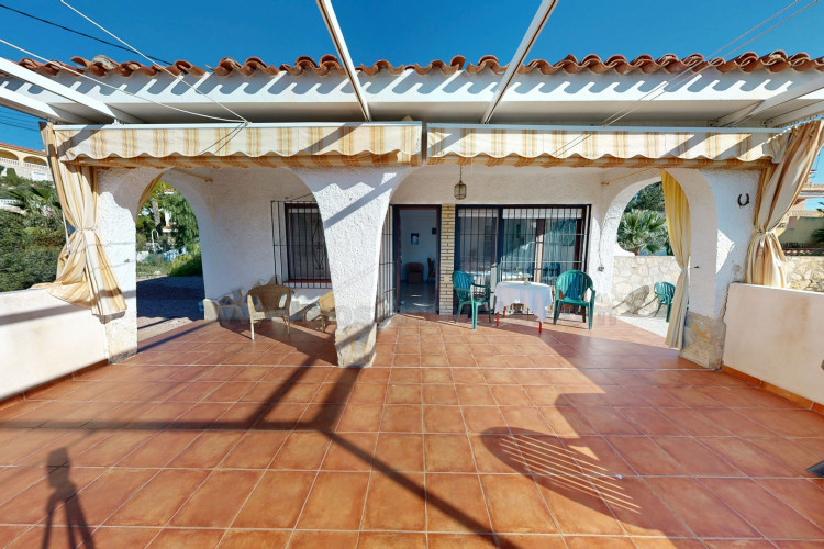 Detached villa with sea views and great potential for renovation in Coveta Fumá.