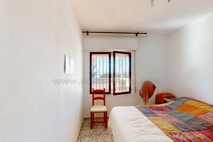 Detached villa with sea views and great potential for renovation in Coveta Fumá.