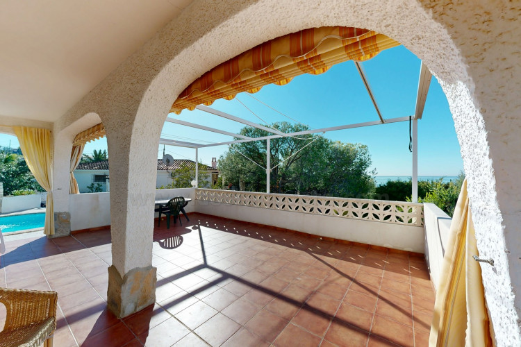 Detached villa with sea views and great potential for renovation in Coveta Fumá.