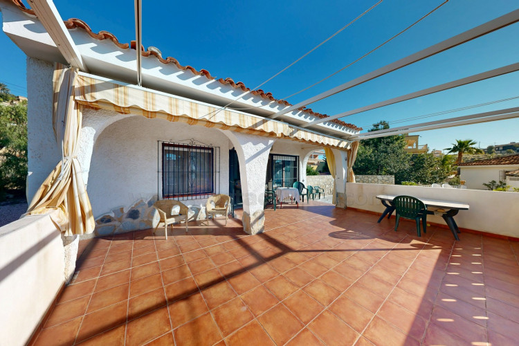 Detached villa with sea views and great potential for renovation in Coveta Fumá.