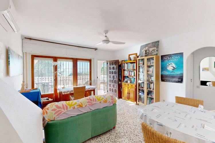 Detached villa with sea views and great potential for renovation in Coveta Fumá.