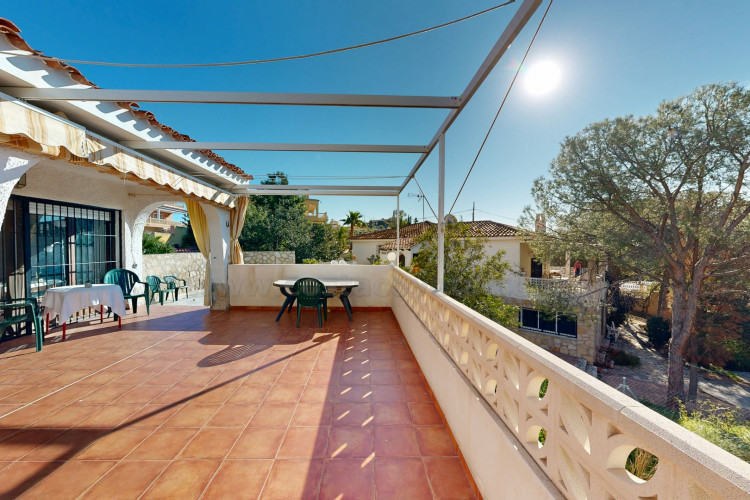 Detached villa with sea views and great potential for renovation in Coveta Fumá.