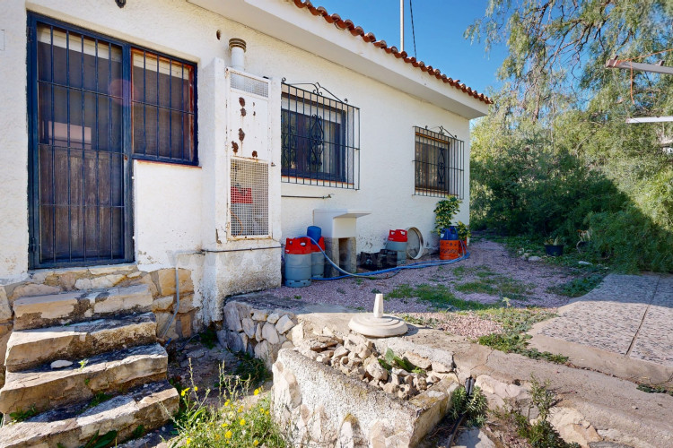 Detached villa with sea views and great potential for renovation in Coveta Fumá.
