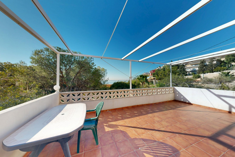 Detached villa with sea views and great potential for renovation in Coveta Fumá.