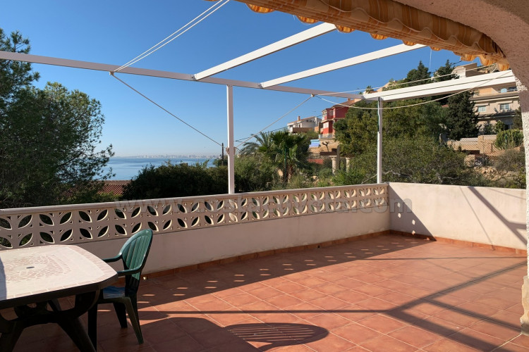 Detached villa with sea views and great potential for renovation in Coveta Fumá.