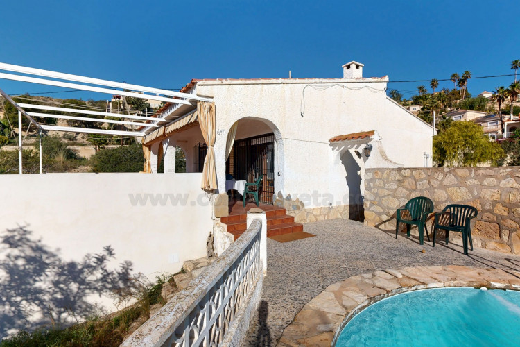 Detached villa with sea views and great potential for renovation in Coveta Fumá.