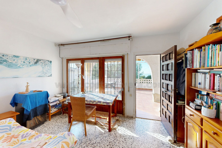 Detached villa with sea views and great potential for renovation in Coveta Fumá.