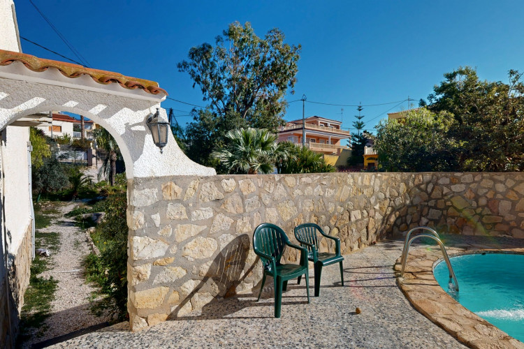 Detached villa with sea views and great potential for renovation in Coveta Fumá.