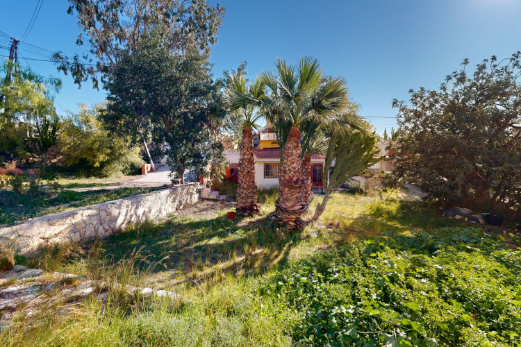 Detached villa with sea views and great potential for renovation in Coveta Fumá.