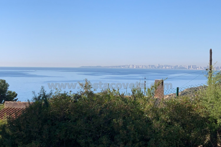 Detached villa with sea views and great potential for renovation in Coveta Fumá.