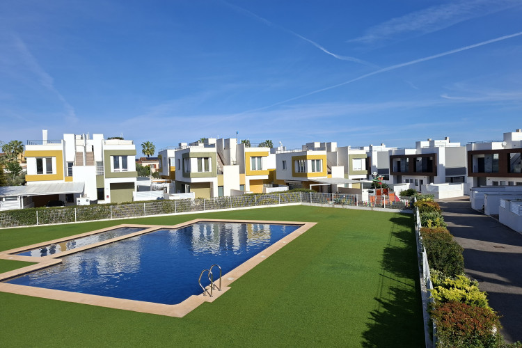 Amplia villa con vistas al Montgó, a un paso del mar y del centro de Denia