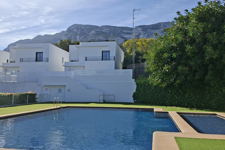 Amplia villa con vistas al Montgó, a un paso del mar y del centro de Denia