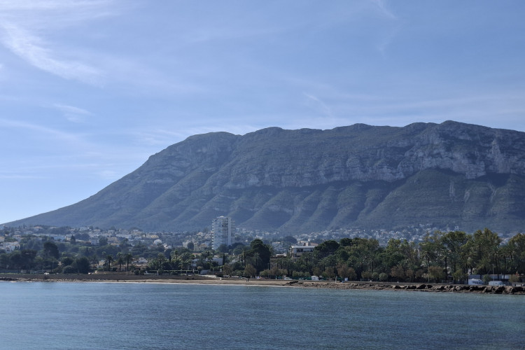Amplia villa con vistas al Montgó, a un paso del mar y del centro de Denia