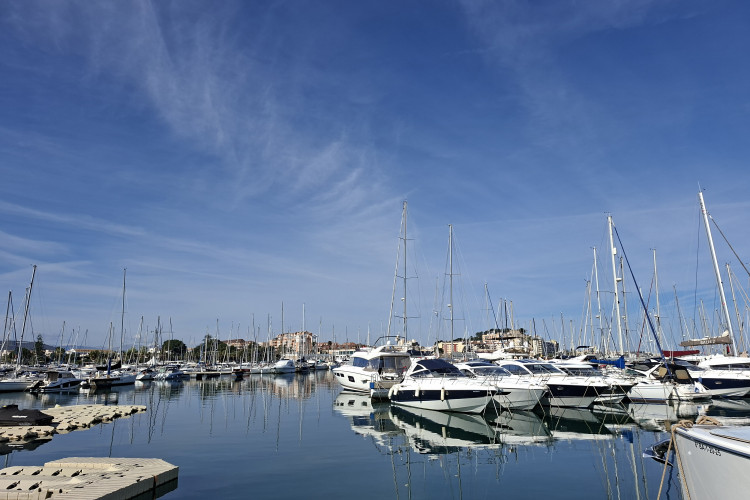 Amplia villa con vistas al Montgó, a un paso del mar y del centro de Denia