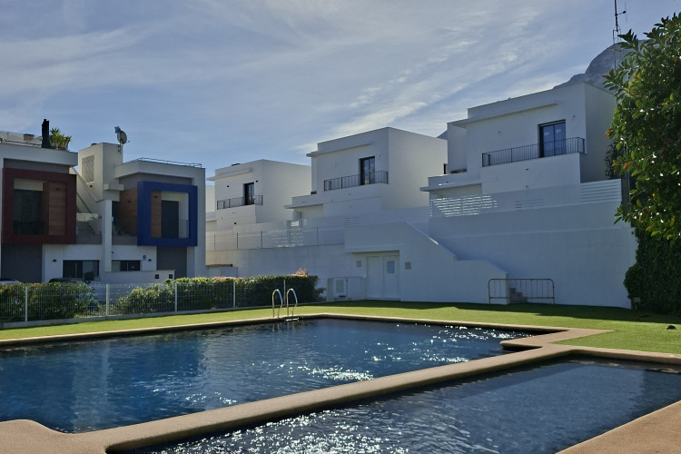 Amplia villa con vistas al Montgó, a un paso del mar y del centro de Denia