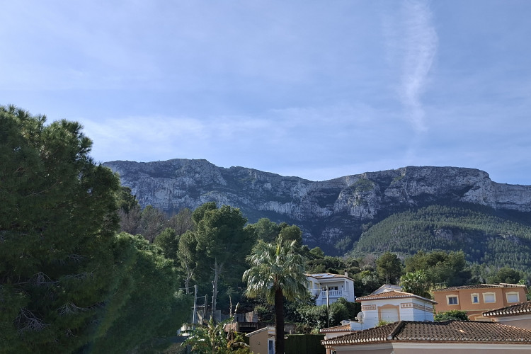 Amplia villa con vistas al Montgó, a un paso del mar y del centro de Denia