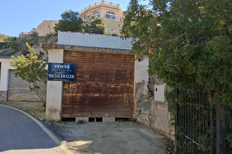 Spacious garage for sale