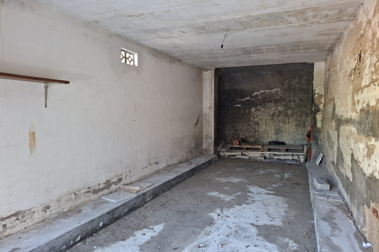 Spacious garage for sale