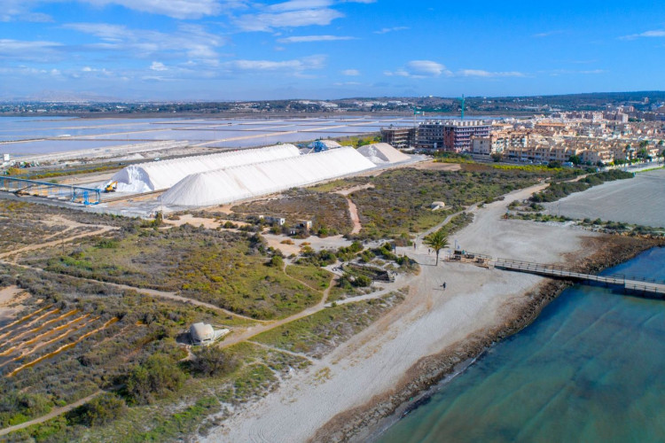 Unique penthouse with panoramic views of the sea and the salt lakes of Santa Pola
