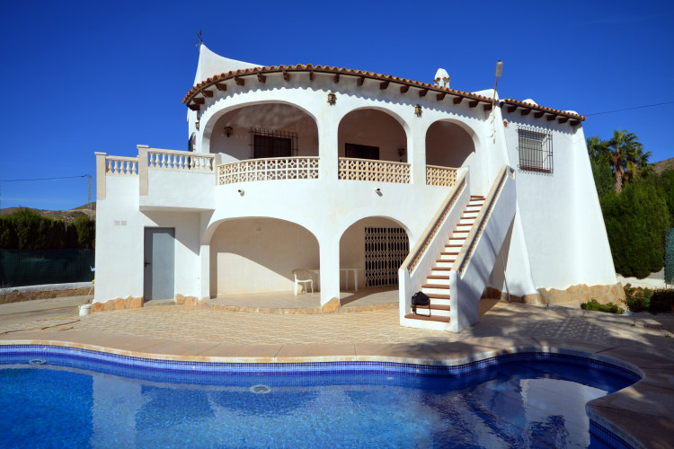 Welcoming property in Ibiza style with pool at el Campello, Venta Lanuza