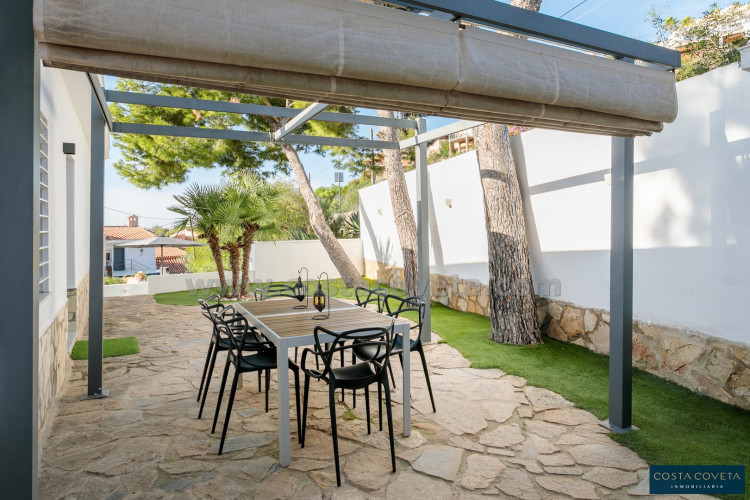 Cozy villa with sea views in Coveta Fumá