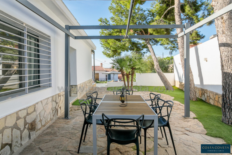 Cozy villa with sea views in Coveta Fumá