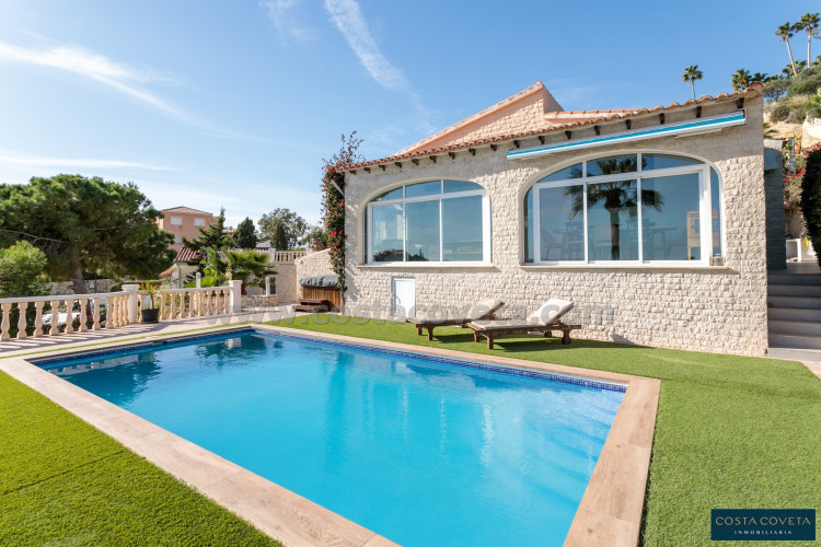 Magnificent detached villa with idyllic sea views