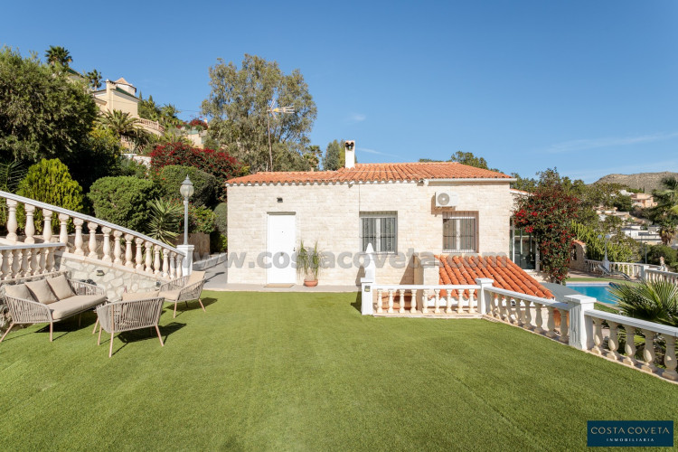 Magnificent detached villa with idyllic sea views