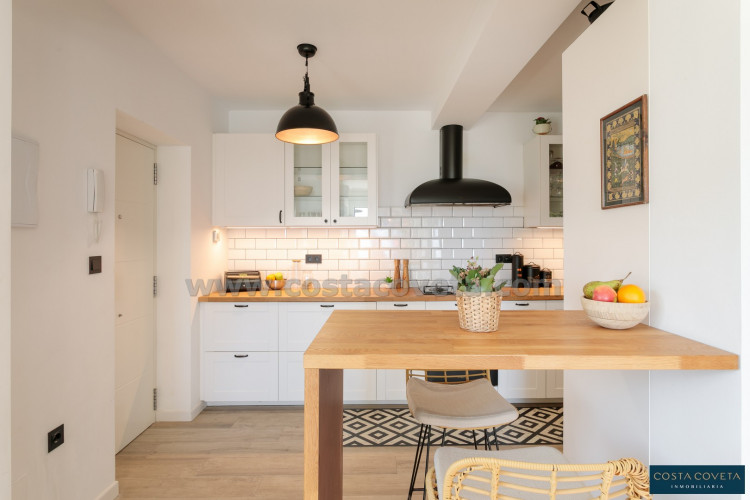 Magnificent detached villa with idyllic sea views