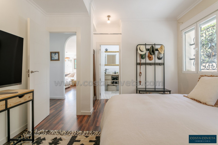 Magnificent detached villa with idyllic sea views