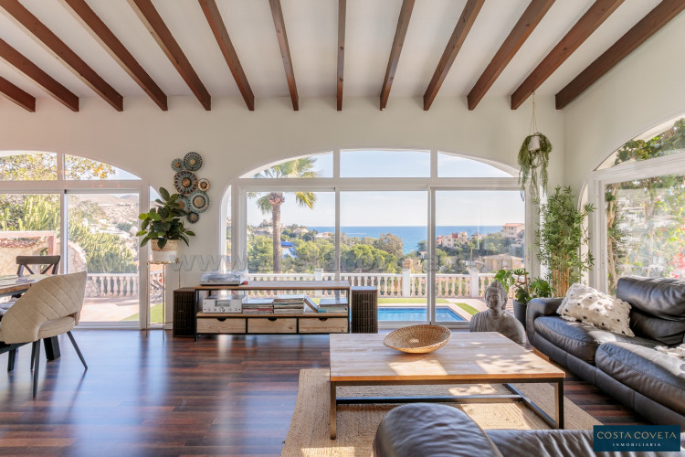 Magnificent detached villa with idyllic sea views