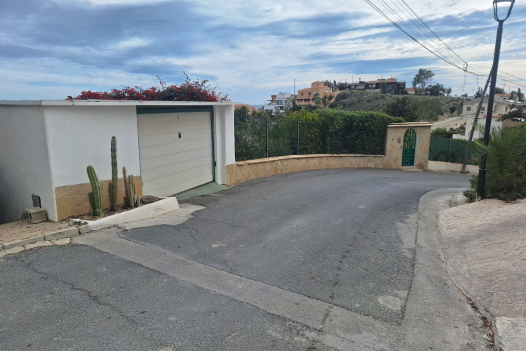 Magnificent detached villa with idyllic sea views