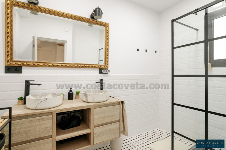 Magnificent detached villa with idyllic sea views