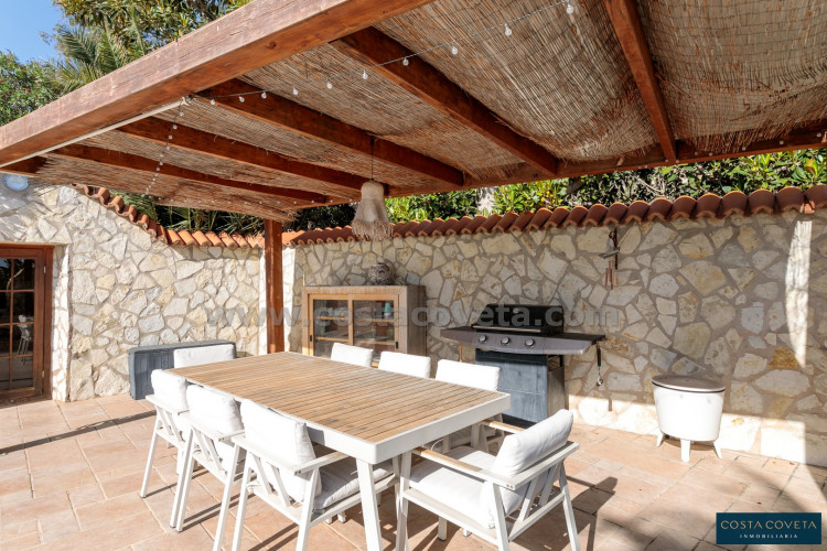 Magnificent detached villa with idyllic sea views