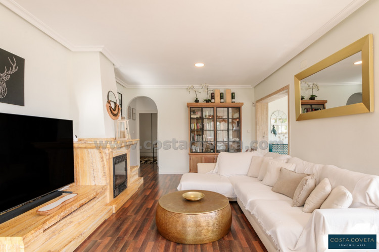 Magnificent detached villa with idyllic sea views