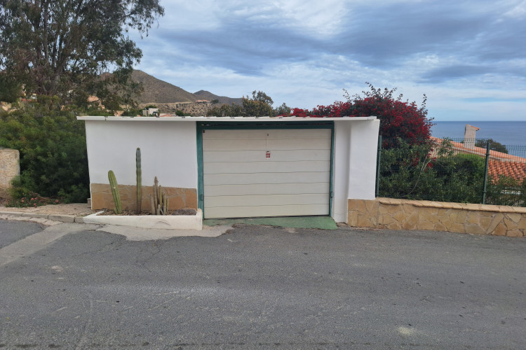 Magnificent detached villa with idyllic sea views