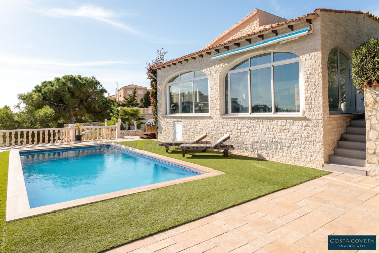 Magnificent detached villa with idyllic sea views