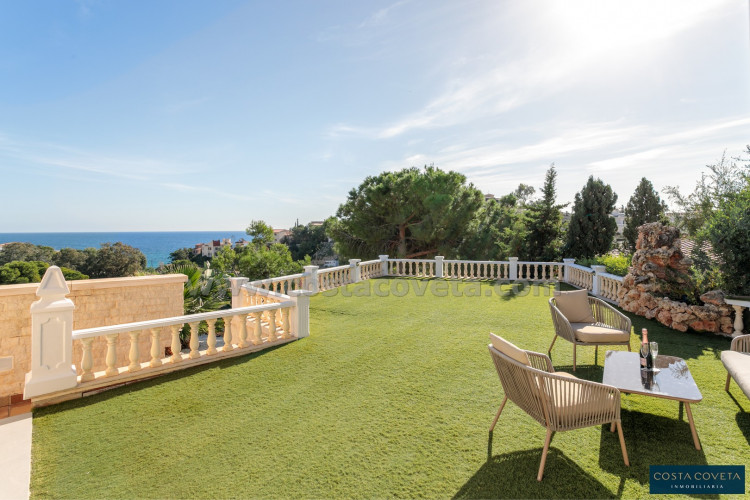 Magnificent detached villa with idyllic sea views