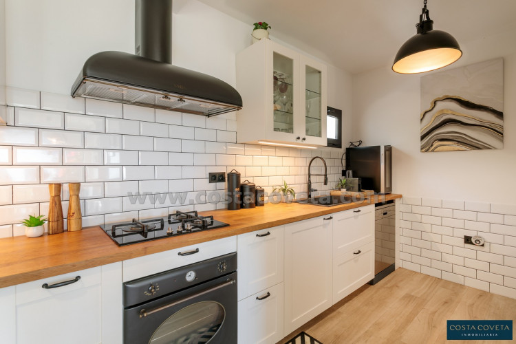 Magnificent detached villa with idyllic sea views