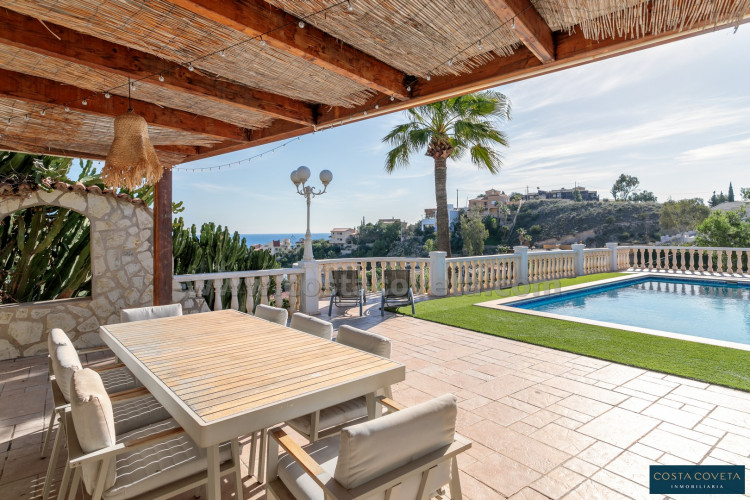 Magnificent detached villa with idyllic sea views