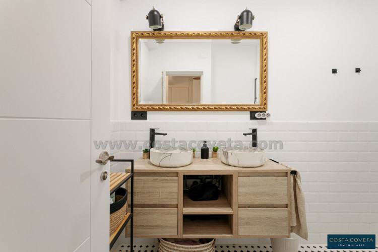 Magnificent detached villa with idyllic sea views