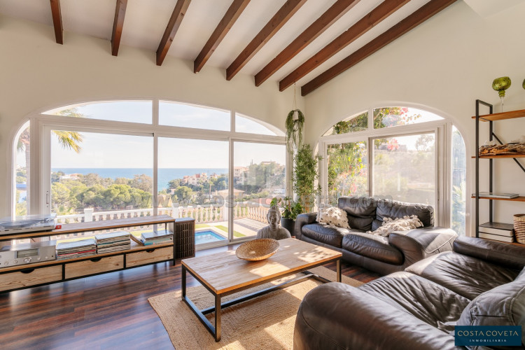 Magnificent detached villa with idyllic sea views