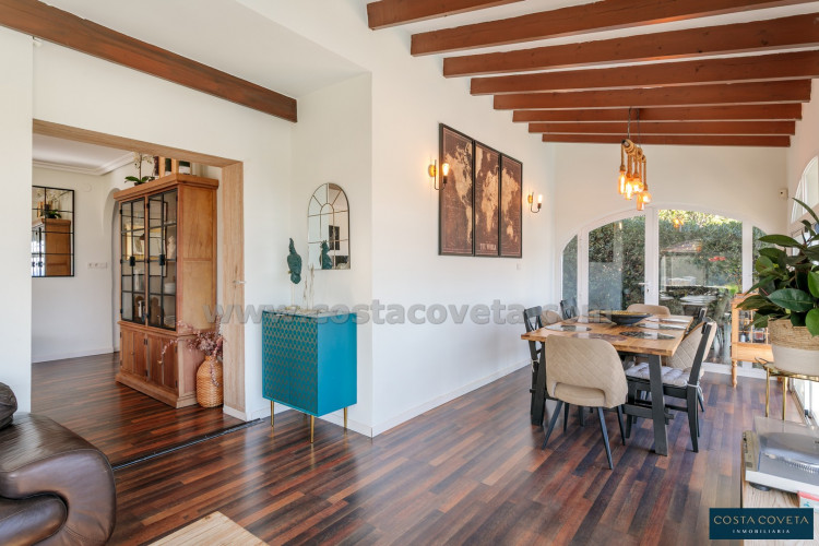 Magnificent detached villa with idyllic sea views