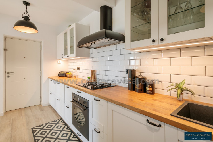 Magnificent detached villa with idyllic sea views