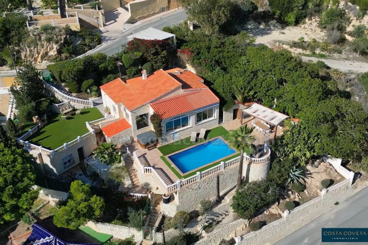 Magnificent detached villa with idyllic sea views