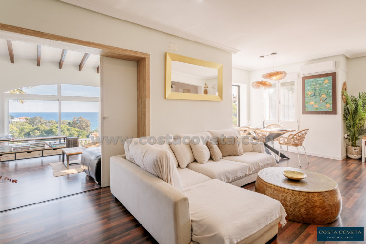 Magnificent detached villa with idyllic sea views